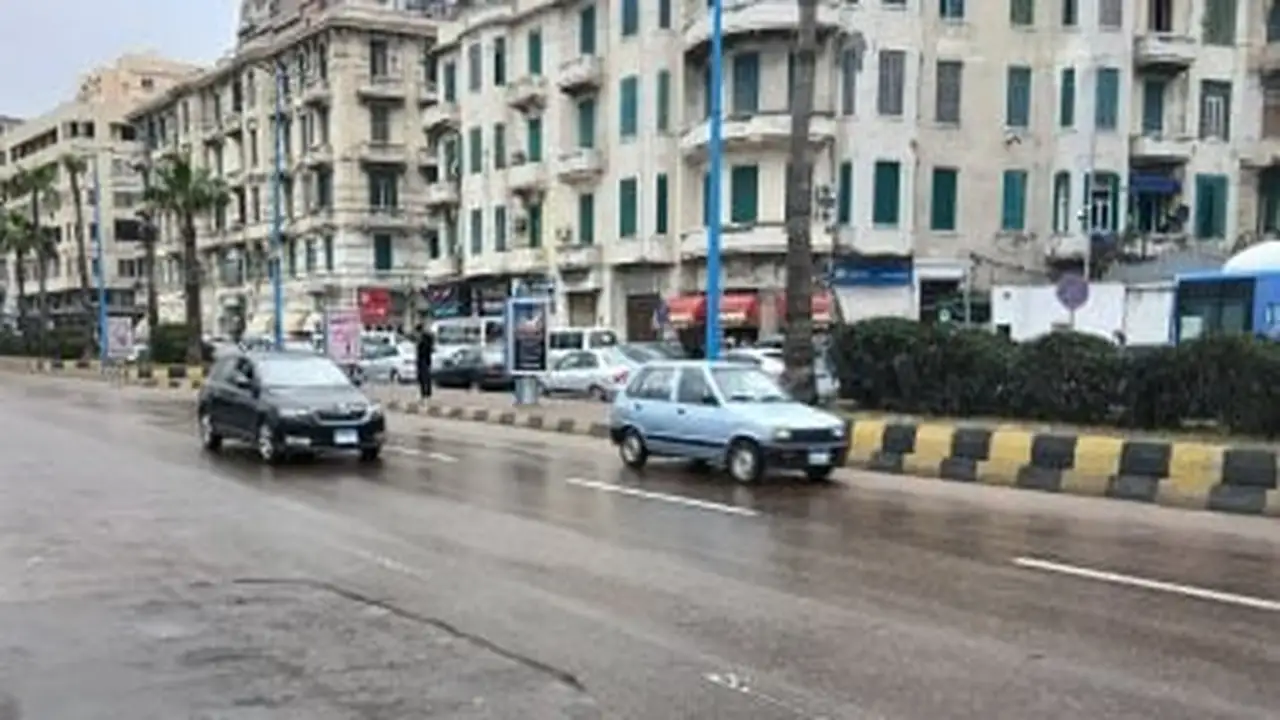 توقعات الأرصاد الجوية لهطول أمطار متفاوتة الشدة وتدفق السحب على مناطق محددة